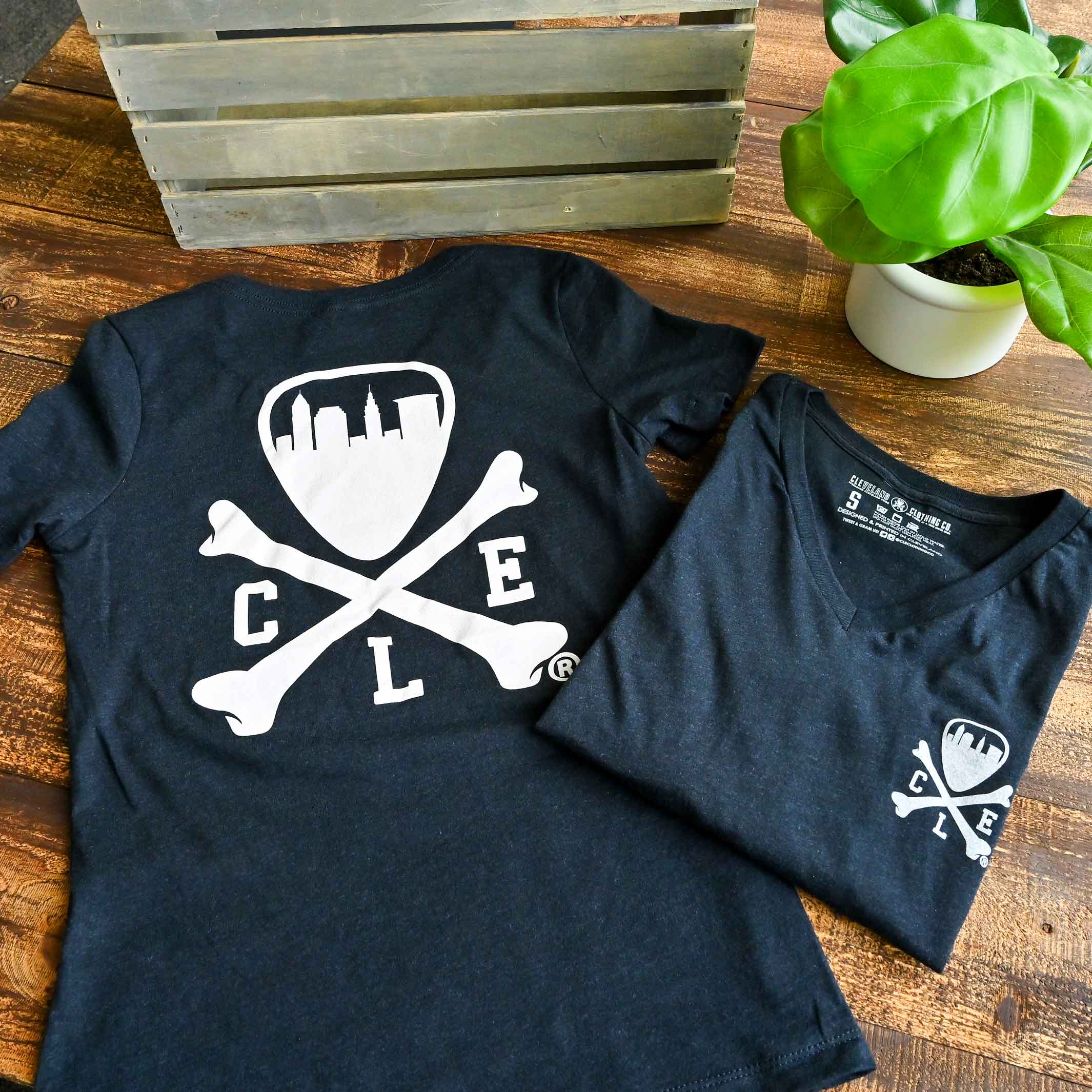 CLE Logo - Womens Relaxed Fit VNeck T-Shirt - Black Heather - Image 2
