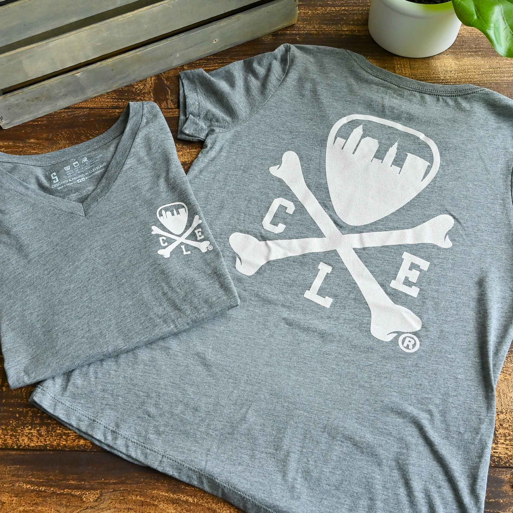 CLE Logo - Womens Relaxed Fit VNeck T-Shirt - Grey - Image 2